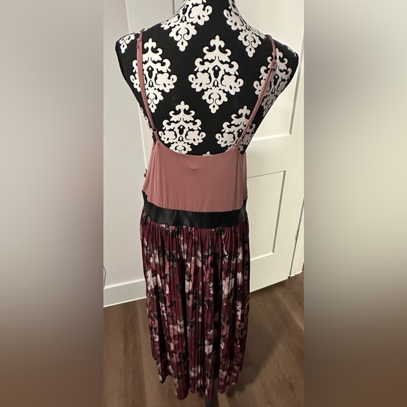 Xhilaration pleated floral midi dress - Picture 3 of 10